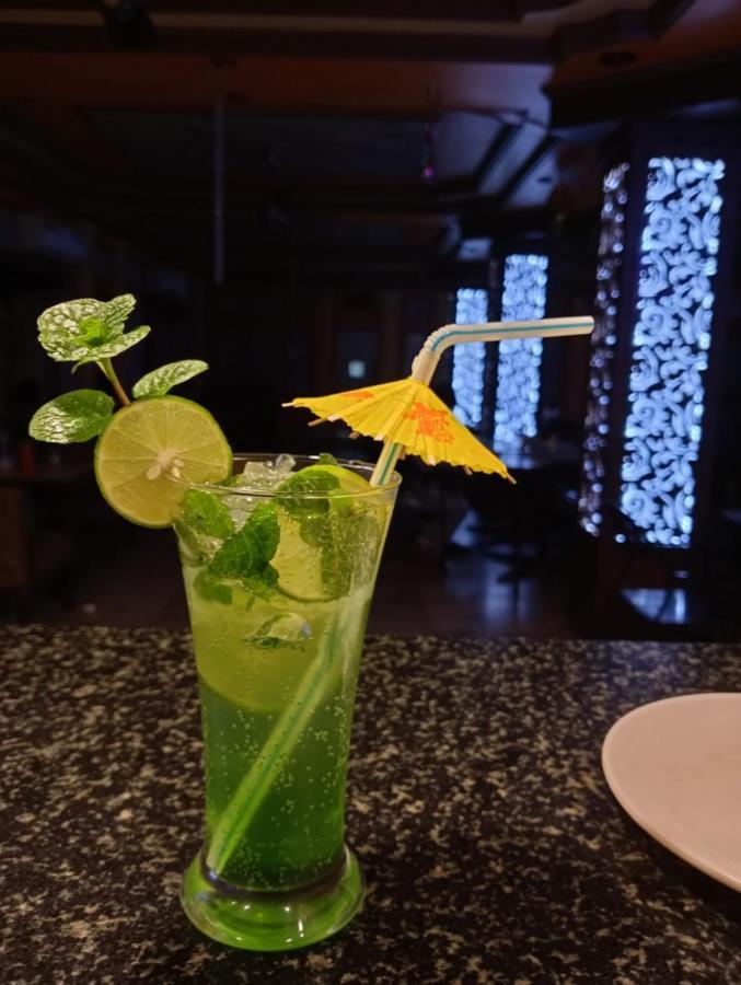 Hotel Samrat Baharampur Esterno foto