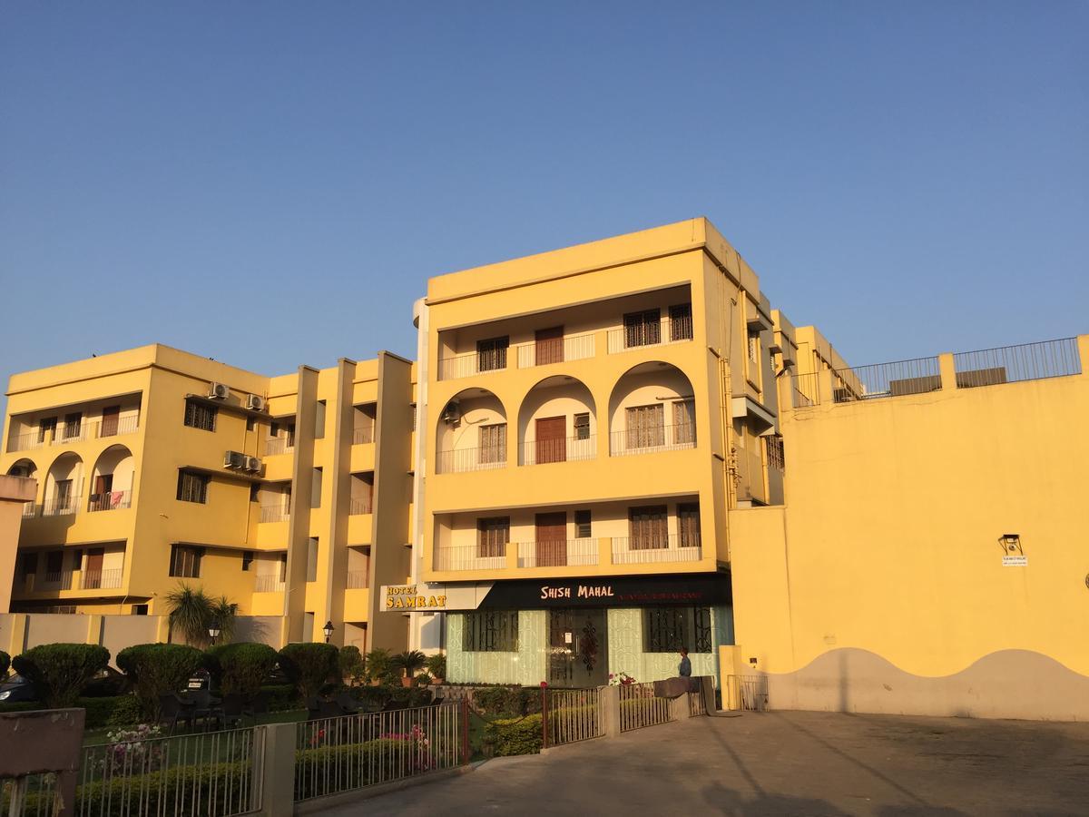 Hotel Samrat Baharampur Esterno foto
